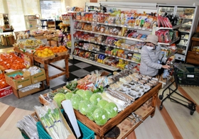 多彩な食材などが並ぶ店内。地域の暮らしを支えるとともに交流も生んでいる＝宍粟市波賀町上野