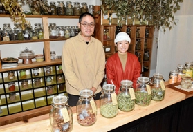 薬膳茶を提供する店「サササ」を経営する山口洋介さん（左）、亜希さん夫婦＝宍粟市一宮町上岸田