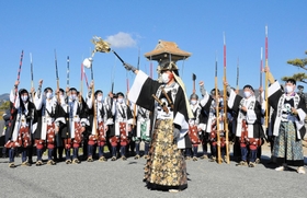 四十七士に扮（ふん）し、勝ちどきを上げる赤穂高校の生徒たち＝赤穂大石神社前