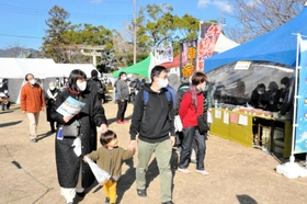 ２年ぶりに開かれた交流物産市も大勢でにぎわった＝赤穂城跡武家屋敷公園