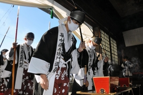 討ち入り装束で赤穂義士に扮（ふん）し、義士追慕法要で義士を忍ぶ赤穂高校生＝赤穂市加里屋、花岳寺