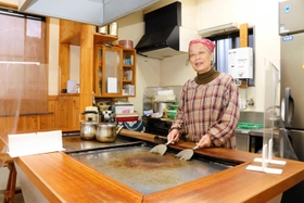 「一力」を切り盛りする田原愛子さん＝佐用町佐用