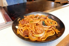 香ばしい風味が特長の津山ホルモンうどん＝岡山県津山市上河原、「お好み焼　三枝」