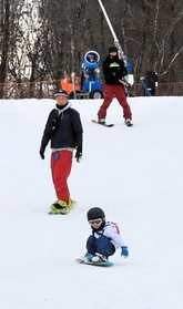 白銀のゲレンデで滑りを楽しむスノーボーダーら＝峰山高原リゾートホワイトピーク