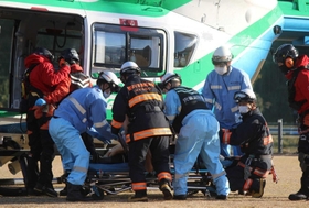 要救助者をストレッチャーに乗せる救急隊員ら＝宍粟市山崎町