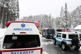 救助活動のため国道沿いに集まった西はりま消防本部や県警の車両＝宍粟市波賀町戸倉