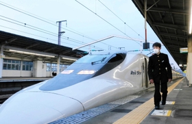 毎朝、新幹線で通学する高嶋創さん。最初は「ドキドキしていた」という＝ＪＲ相生駅（撮影・大山伸一郎）