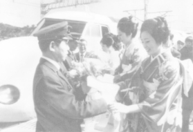 相生駅に到着した「ひかり」の運転士や車掌に花束を贈るみなとの女王たち＝１９７２年３月１５日