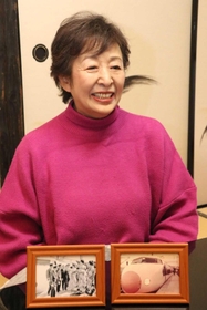 新幹線との思い出を振り返る初代みなとの女王の鈴木ひろ子さん＝相生市