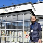１周年を迎えたスーパー「にこにこマート」で店舗責任者を務める坂口和幸さん＝宍粟市波賀町上野