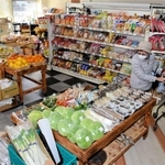 多彩な食材などが並ぶ店内。地域の暮らしを支えるとともに交流も生んでいる＝宍粟市波賀町上野