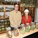 薬膳茶を提供する店「サササ」を経営する山口洋介さん（左）、亜希さん夫婦＝宍粟市一宮町上岸田