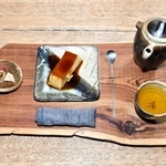 喫茶で提供される菓子付きの薬膳茶メニュー＝宍粟市一宮町上岸田