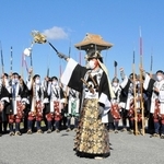 四十七士に扮（ふん）し、勝ちどきを上げる赤穂高校の生徒たち＝赤穂大石神社前