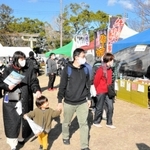 ２年ぶりに開かれた交流物産市も大勢でにぎわった＝赤穂城跡武家屋敷公園