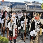 討ち入り装束で赤穂義士に扮（ふん）し、義士追慕法要に参列した赤穂高校生＝赤穂市加里屋、花岳寺
