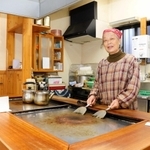 「一力」を切り盛りする田原愛子さん＝佐用町佐用