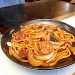 香ばしい風味が特長の津山ホルモンうどん＝岡山県津山市上河原、「お好み焼　三枝」