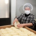 佐用のホルモンうどんを支える平谷製麺所。平打ち麺がたれによく絡む＝佐用町佐用