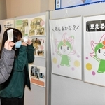 障害者による作品展。見えにくさを体感するコーナーもある＝宍粟市役所