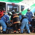 要救助者をストレッチャーに乗せる救急隊員ら＝宍粟市山崎町