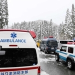 救助活動のため国道沿いに集まった西はりま消防本部や県警の車両＝宍粟市波賀町戸倉