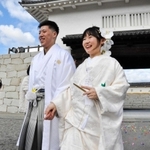 赤穂城跡本丸御殿跡で祝福を受ける本多竜誠さん（左）と穂乃香さん＝赤穂市上仮屋