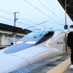 毎朝、新幹線で通学する高嶋創さん。最初は「ドキドキしていた」という＝ＪＲ相生駅（撮影・大山伸一郎）