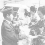 相生駅に到着した「ひかり」の運転士や車掌に花束を贈るみなとの女王たち＝１９７２年３月１５日