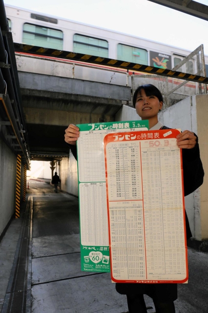 「ブンセンの時刻表」を紹介する生木香菜さん。自社で掘削した姫新線の地下ガードは日に数度往復することも＝たつの市新宮町新宮（撮影・大山伸一郎）