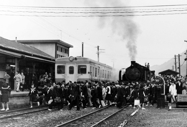 蒸気機関車が走っていた１９７０年ごろの播磨新宮駅。通勤通学客が構内踏切を渡っている（和菓子店「櫻屋」提供）
