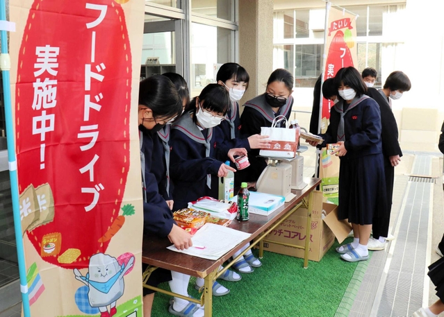 防災備蓄の啓発も兼ね、食品の提供を呼び掛ける生徒会役員ら＝太子東中