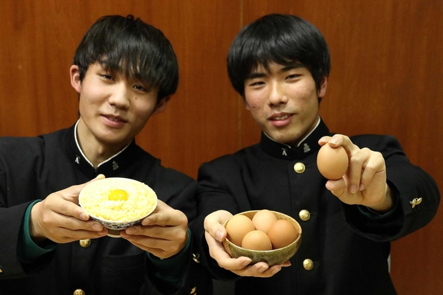 卵かけご飯を使って町の活性化を目指す岩屋華月さん（左）と橋本康汰さん＝上郡高校