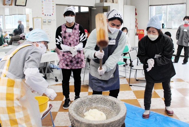 きねを力強く振りかざし餅をつく外国人ら＝相生市旭３