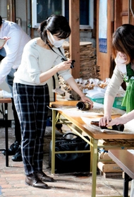 龍野城下でのワークショップを体験しながら写真を撮るＪＲ西日本の山内菜都海さん＝昨年１１月、たつの市龍野町（宰井琢騰さん撮影・ＮＰＯ法人ひとまちあーと提供）