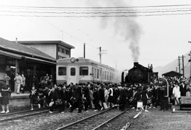 蒸気機関車が走っていた１９７０年ごろの播磨新宮駅。通勤通学客が構内踏切を渡っている（和菓子店「櫻屋」提供）