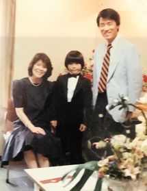 ９歳の頃の樫本大進さん（中央）。父同さんと母潔子さんは赤穂線の車内で出会った（提供）