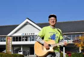 赤穂線で岡山へ通勤し、丸３０年になる江端恭臣さん。町おこしの曲で沿線を応援する＝播州赤穂駅前（撮影・大山伸一郎）