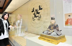 浅野長直の座像などが展示されている会場＝赤穂市立歴史博物館