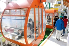 営業最終日を迎えた大観覧車に乗り込む家族連れ＝県立赤穂海浜公園