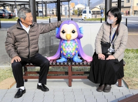 ＪＲ福崎駅前に設置された「アマビエ」の妖怪ベンチ＝福崎町福田