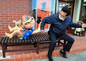 常盤堂製菓直販店前の「袖引小僧」は過去の作品同様、リアルさが際立つ＝福崎町八千種