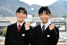 全国中学校スキー大会に出場する山本陽さん（左）と川上寧々さん＝宍粟市役所