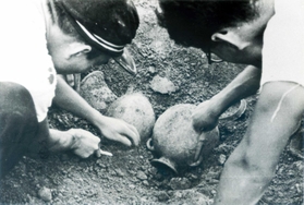 西宮山古墳の発掘作業は龍野高校生が手伝った（１９５４年撮影、たつの市提供）