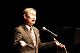 コロナ禍の経済活性化策を語る藤井聡教授＝相生市文化会館なぎさホール