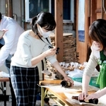 龍野城下でのワークショップを体験しながら写真を撮るＪＲ西日本の山内菜都海さん＝昨年１１月、たつの市龍野町（宰井琢騰さん撮影・ＮＰＯ法人ひとまちあーと提供）