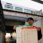 「ブンセンの時刻表」を紹介する生木香菜さん。自社で掘削した姫新線の地下ガードは日に数度往復することも＝たつの市新宮町新宮（撮影・大山伸一郎）
