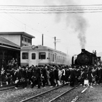 蒸気機関車が走っていた１９７０年ごろの播磨新宮駅。通勤通学客が構内踏切を渡っている（和菓子店「櫻屋」提供）