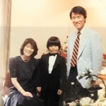 ９歳の頃の樫本大進さん（中央）。父同さんと母潔子さんは赤穂線の車内で出会った（提供）