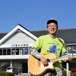 赤穂線で岡山へ通勤し、丸３０年になる江端恭臣さん。町おこしの曲で沿線を応援する＝播州赤穂駅前（撮影・大山伸一郎）